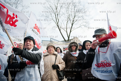 Gdansk. Protest pracownikow Portowej Strazy Pozarnej...