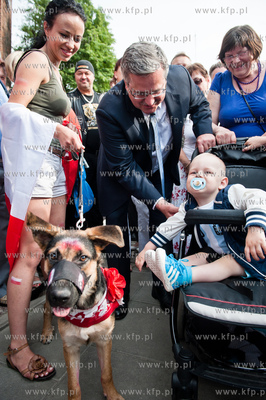 Gdansk. Prezydent RP Bronislaw Komorowski, ktory przyjechal...