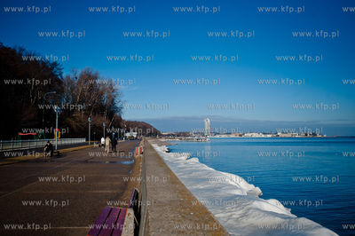 Sloneczny, zimowy dzien na plazy w Gdyni.
08.02.2014
fot....