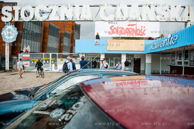 Gdansk. Zwiazkowcy wieszaja tranparent NSZZ Solidarnosc...