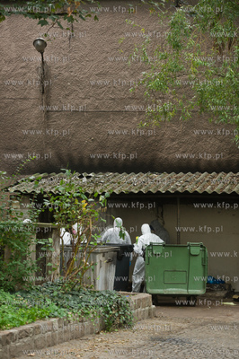Gdansk. Podworze kamienicy przy ul. Dlugi Targ. Odnalezienie...