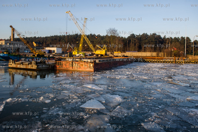 Skuty lodem port rybacki w Swibnie na wyspie Sobieszewskiej.
05.01.2016
fot....