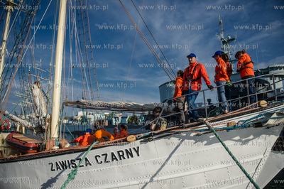 Gdynia. Basen Prezydenta. Uczestnicy Onko-Rejsu wyruszaja...