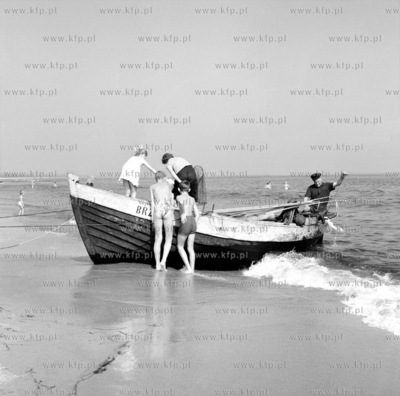 Lodz rybacka na plazy w Gdansku Brzeznie. 1960 0004631z...
