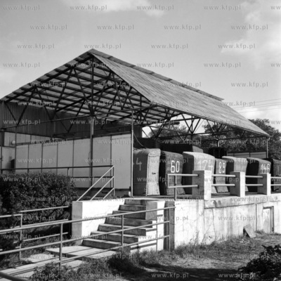 Kosze plażowe umieszczone na okres zimowy pod zadaszeniem...