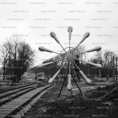 Prace przy montażu latarni ulicznej przy Bramie Oliwskiej...