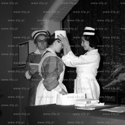 Uroczystość czepkowania uczennic klas  Liceum Medycznegow...