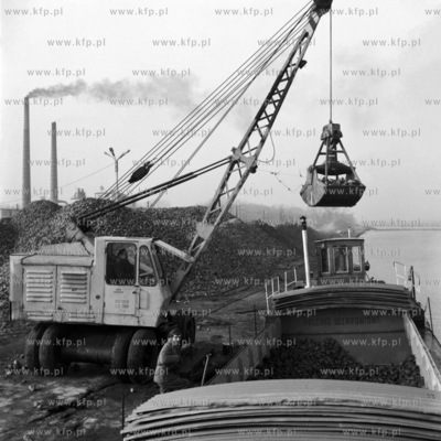 Załadunek buraków cukrowych na barkę w porcie gdańskim.
1961
0006610z_listopad
Fot....