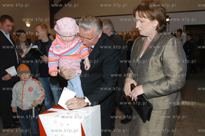 Andrzej Lepper glosowal z cala swoja rodzina w obwodowej...