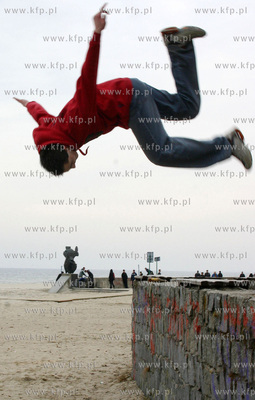 Uprawiajacy Le Parkour (swobodne bieganie)  mlodzi...