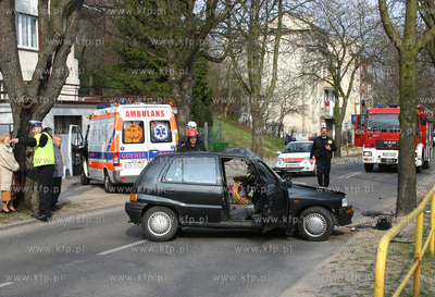 Kierowca Daihatsu podczas manewru wyprzedzania na ul....