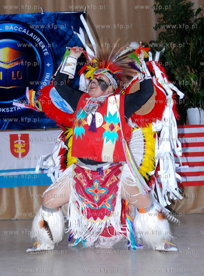 Osiemnastoosobowa grupe indian ze Stanow Zjednoczonych...