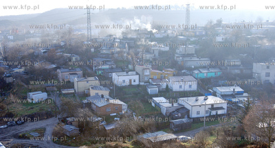 Piecset rodzin z osiedla mieszkaniowego na wzgorzu...