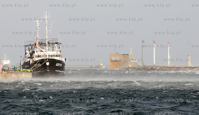 Sztormowa pogoda w gdynskim porcie. Nz. zacumowany...