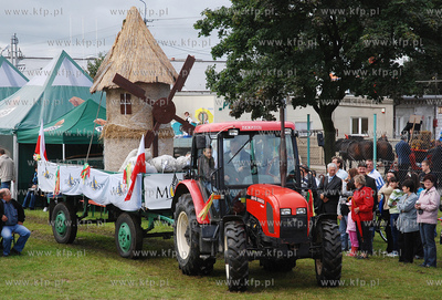 Dozynki Gminne w Kosakowie. Nz. Przedstawiciel wchodzacych...