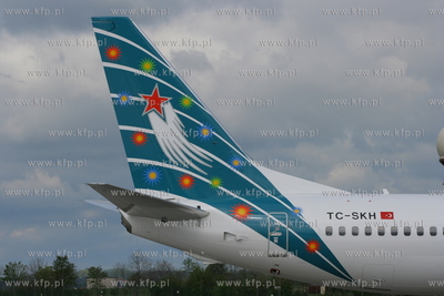 Gdansk, Rebiechowo. Nz. Boeing 737-8BK  linii Sky Airlines
REG.TC-SKH
16.05.2007
fot....