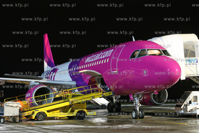 Gdansk, Rebiechowo. Nz.Airbus A320-232 linii WIZZ AIR
REG.HA-LPN
22.01.2008
fot....