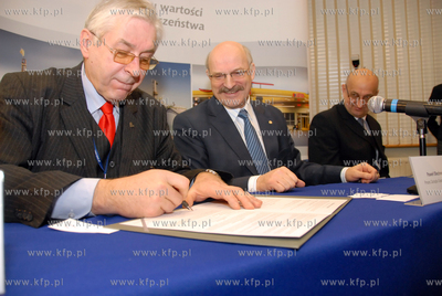 Gdansk. Uroczystosc podpisania trojstronnego porozumienia...