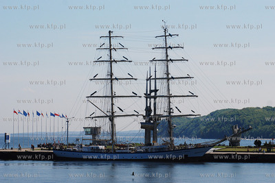 Gdynia. Nz. S/y Fryderyk Chopin zacumowany przy Skwerze...