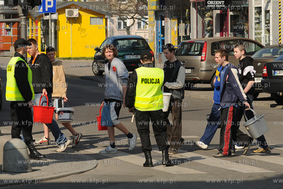 Gdynia. Grupa mlodziezy, uzbrojona w wiadra z woda,...