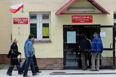 Rumia. Wybory do Europarlamentu. Nz. Wyborcy wchodzacy...