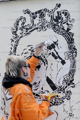 Lato zaczyna sie w Gdyni czyli Cudawianki. Nz. URBAN...