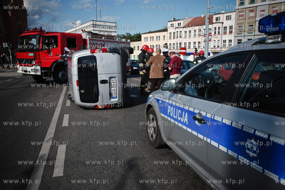 Zderzennie dwoch samochodow (zielonego BMW i srebrnego...