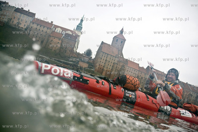 Podroznik Marek Kaminski podczas kajakowego splywu...