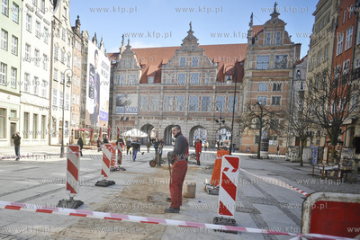 Remont plyt marmurowych na ulicy Dlugi Targ niedaleko...