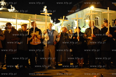 Warszawa. Pol roku po katastrofie w Smolensku pod Palacem...