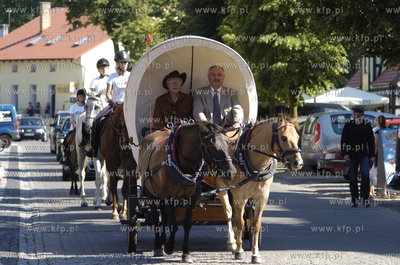 Ustka. Jan Holewik z Katowic przyjechal do Ustki bryczka...