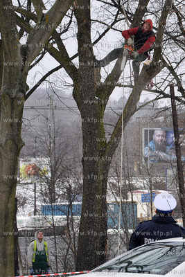 Ok. godz. 11 autokar turystyczny wjechal w drzewo na...