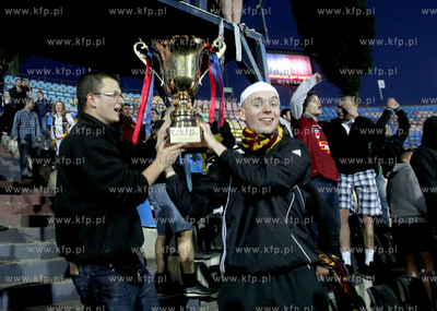 Szczecin. Szczecinscy kibice swietuja na stadionie...