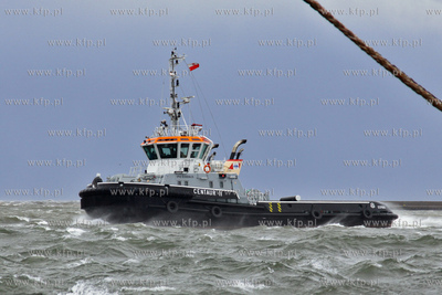 Sztorm w porcie Gdynia. Holownik Centaur II w awanporcie.
14.10.2009...