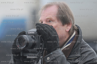 Gdynia. Fotoreporter Chris Niedenthal fotografuje Dworzec...