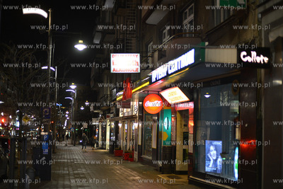 Gdynia. Centrum miasta wieczorowa pora. Witryny sklepow,...