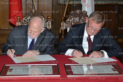 W Dworze Artusa, odbyla sie uroczystosc podpisania...