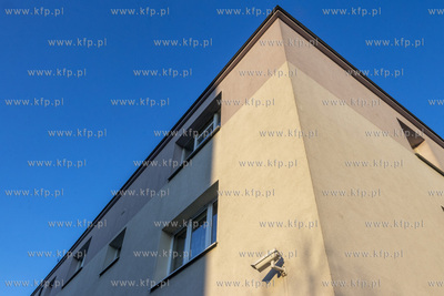 Kamera monitoringu zamacowana na elewacji bloku przy...