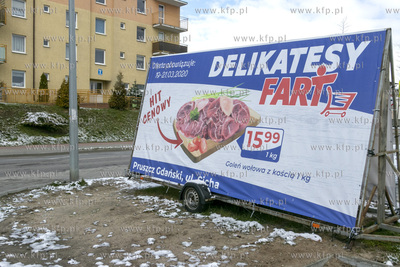 Mobilna reklama sieci Delikatesów Fart stojąca przy...