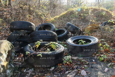 Nielegalne składowisko zużytych opon samochodowych....