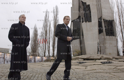 Donald Tusk samotnie, tylko w towarzystwie swojego...