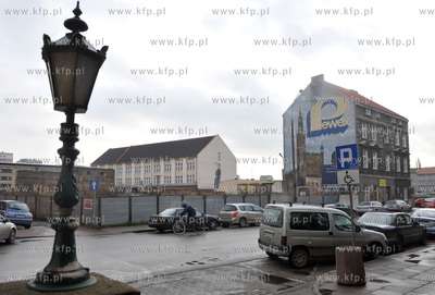 Stara reklama sklepu Pewex na budynku na wyspie Spichrzow...