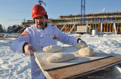 Pierwszy chleb na budowanym na mistrzostwa europy gdanskim...