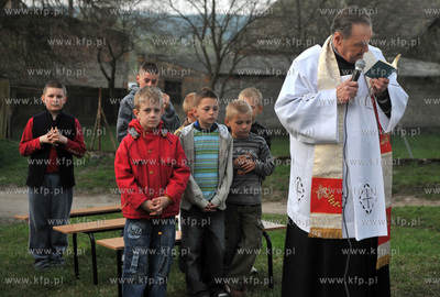 Poswiecenie nowego krzyza i nabozenstwo majowe we wsi...