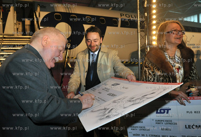 Uroczystosc powitania 2 milionowego pasazera na lotnisku...