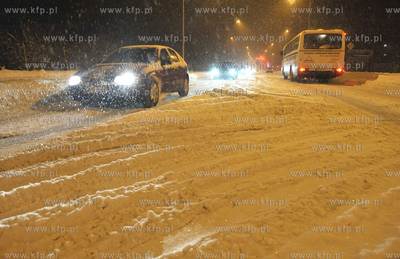 Samochody jada zima przez Lezno na trasie Zukowo Gdansk...