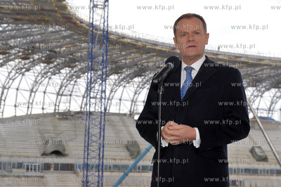 Konferencja prasowa premiera Donalda Tuska na stadionie...