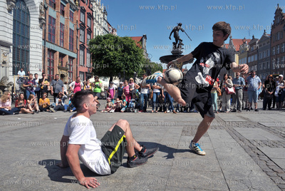 Ulice Dluga i Dlugi Targ w Gdansku dzien przed meczem...