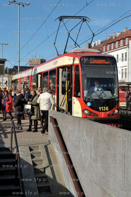 Gdansk. Tramwaj na przystanku na ul. Waly Jagiellonskie....