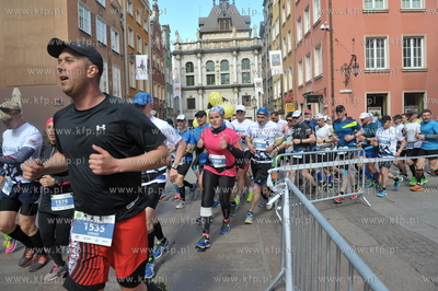 II PZU Gdansk Maraton. Zawodnicy wbiegaja z ul. Tkackiej...
